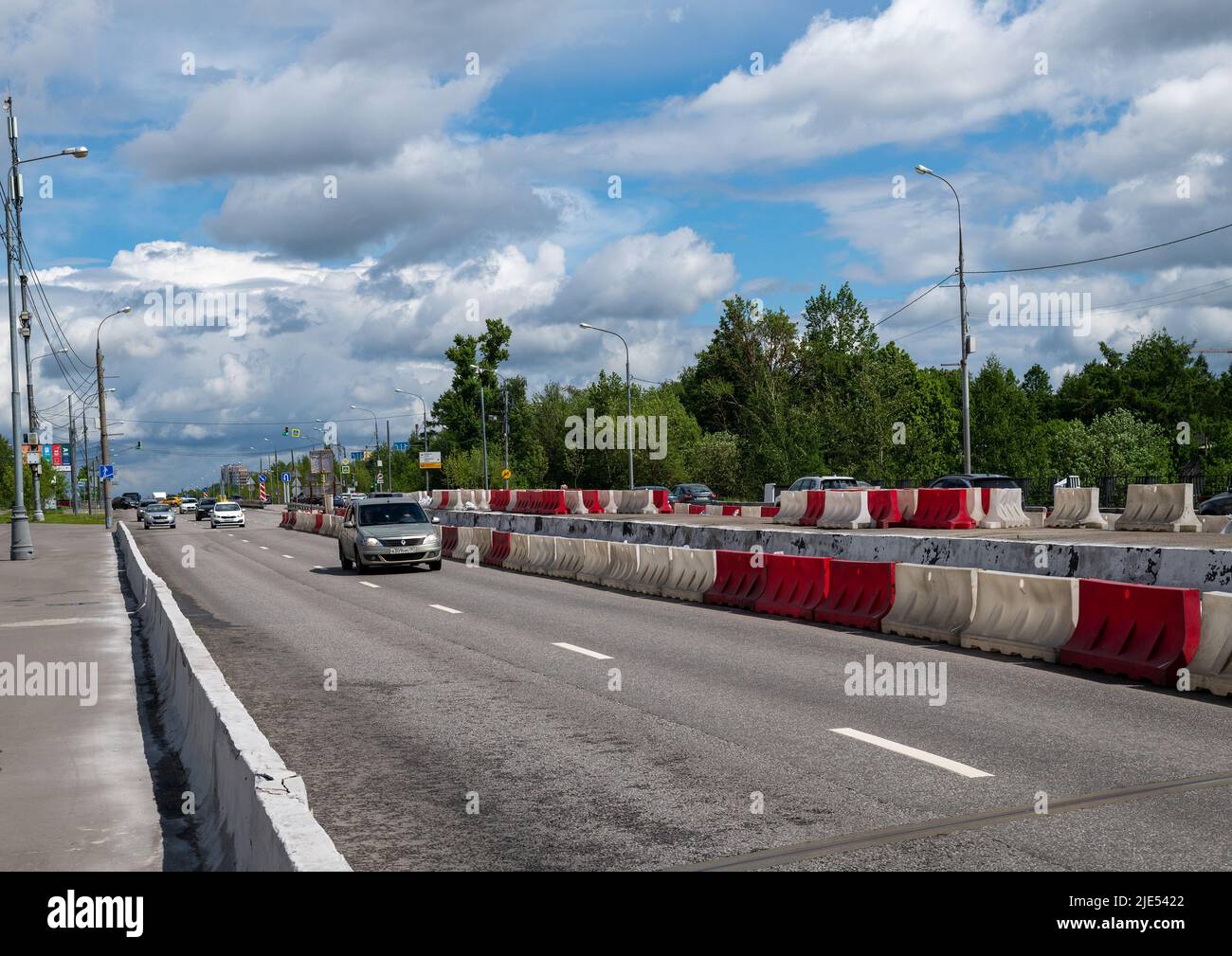 Mosca, Russia - Giugno 04. 2022. Le barriere piene d'acqua sono in piedi lungo la strada durante le riparazioni. Foto Stock