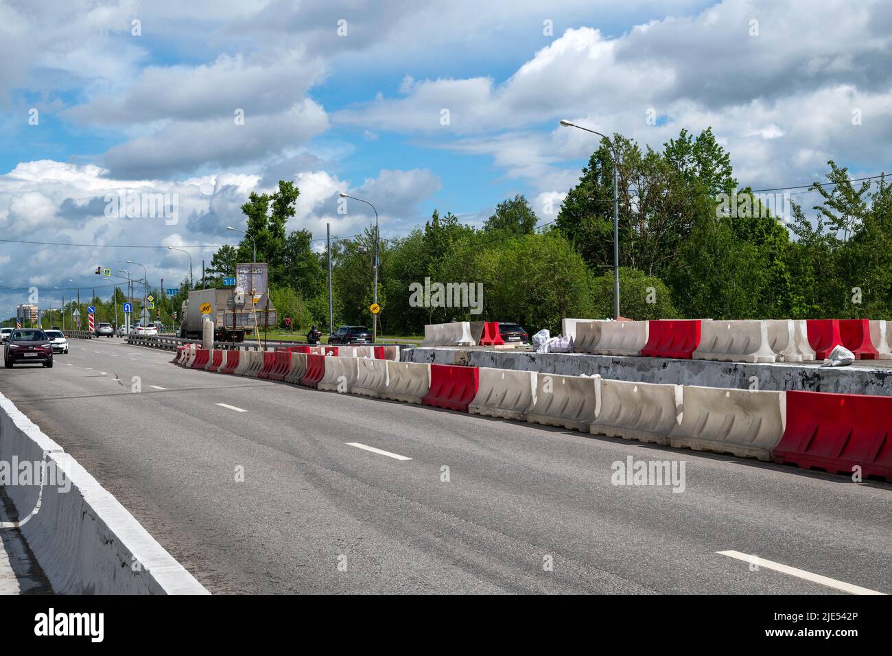 Mosca, Russia - Giugno 04. 2022. Le barriere piene d'acqua sono in piedi lungo la strada durante le riparazioni. Foto Stock
