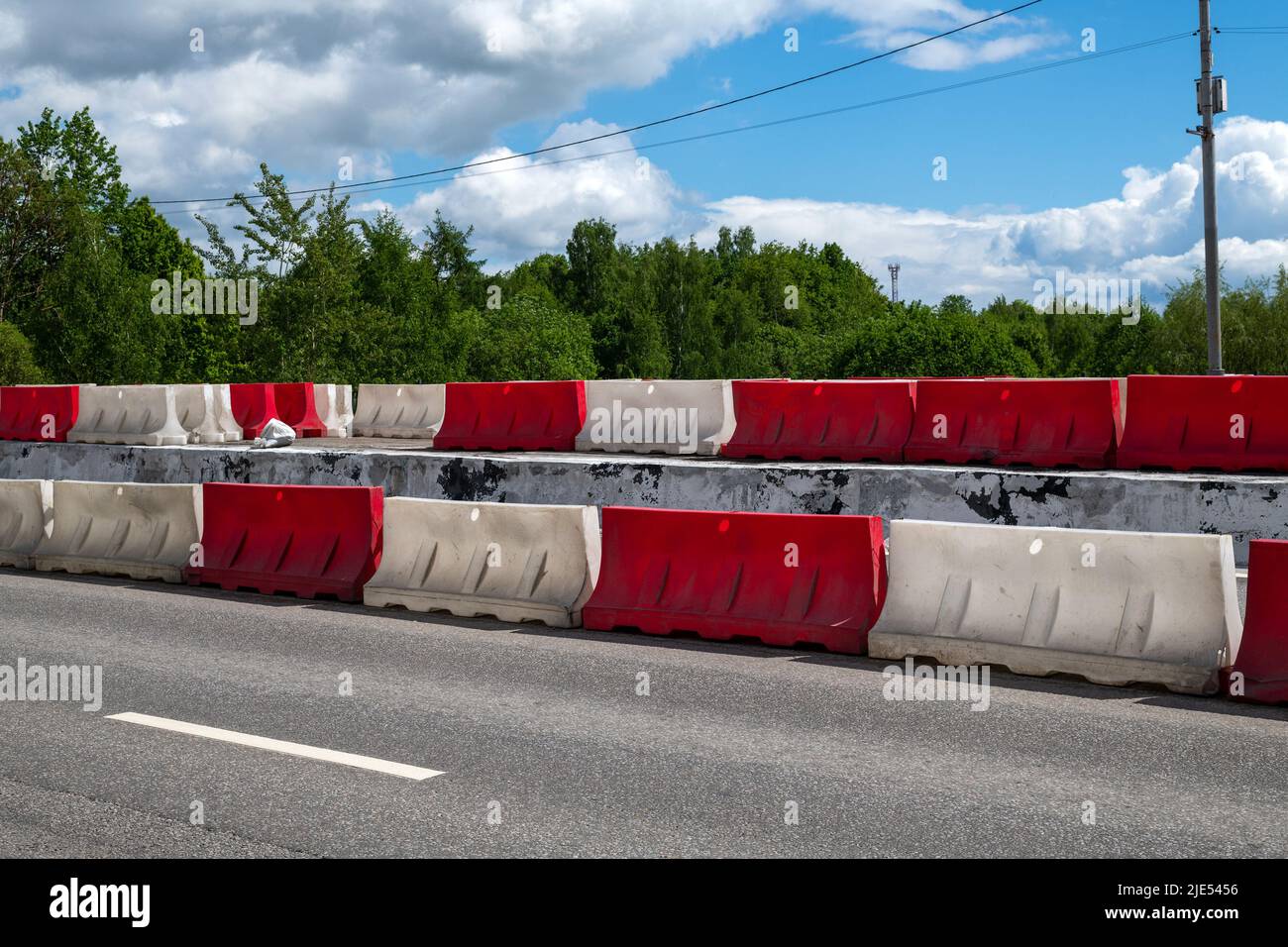 Barriere piene d'acqua si trovano lungo la strada durante le riparazioni a Mosca, Russia Foto Stock
