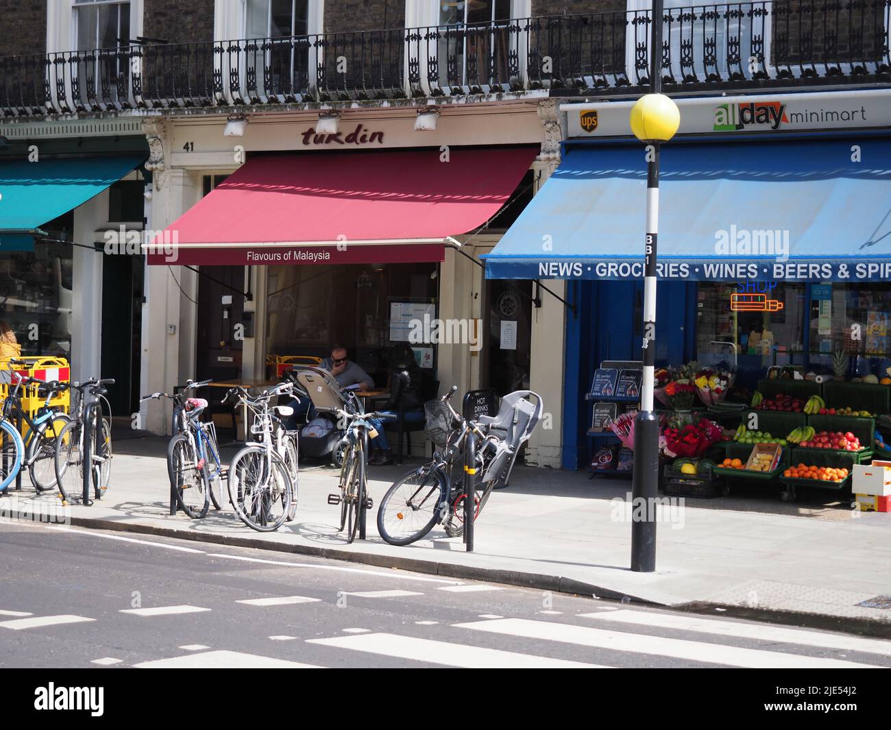 Una tipica scena stradale del centro di Londra vicino a Paddington Foto Stock