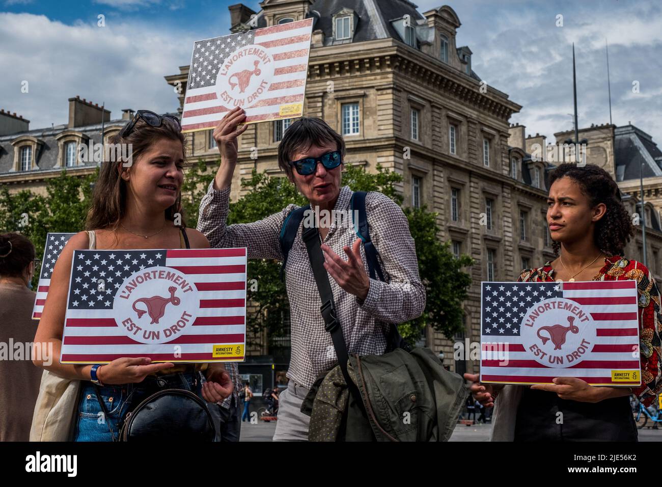 Rally per il diritto di aborto a sostegno delle donne americane a Parigi, Francia, il 24 giugno 2022. Su richiesta di diverse organizzazioni politiche e ONG, si è tenuto un raduno a sostegno delle donne americane per il diritto all'aborto (IVG). La decisione di venerdì della Corte Suprema degli Stati Uniti che capovolge la sentenza Roe contro Wade, di 50 anni, che garantisce l’accesso all’aborto negli Stati Uniti, è stata descritta dal capo delle Nazioni Unite per i diritti umani come “un enorme colpo ai diritti umani delle donne e alla parità di genere” Foto di Pierrick Villette/ABACAPRESS.COM Foto Stock