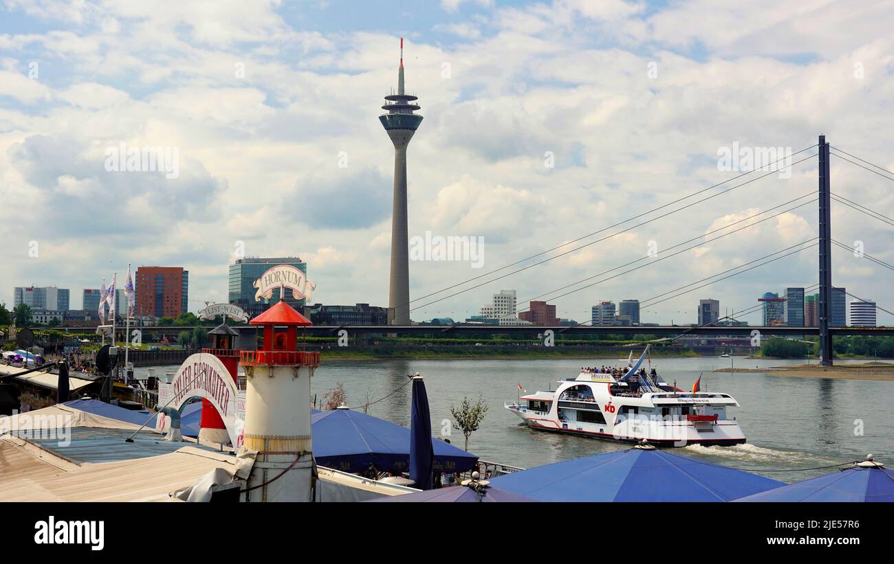 Fiume Reno a Düsseldorf/Germania con nave da escursione e la torre del reno. Foto Stock