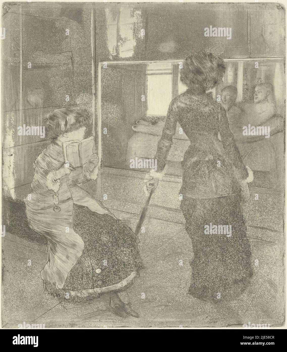 Mary Cassatt si erge elegantemente su un ombrello che guarda una tomba etrusca in una vetrina del Louvre. Accanto a lei si siede una donna con un libro, Mary Cassatt nel Louvre alla galleria d'arte etrusca Au Louvre: Musée des Antiques., tipografia: Edgar Degas, (menzionato sull'oggetto), Edgar Degas, 1879 - 1880, carta, drypoint, incisione, h 270 mm x l 236 mm Foto Stock