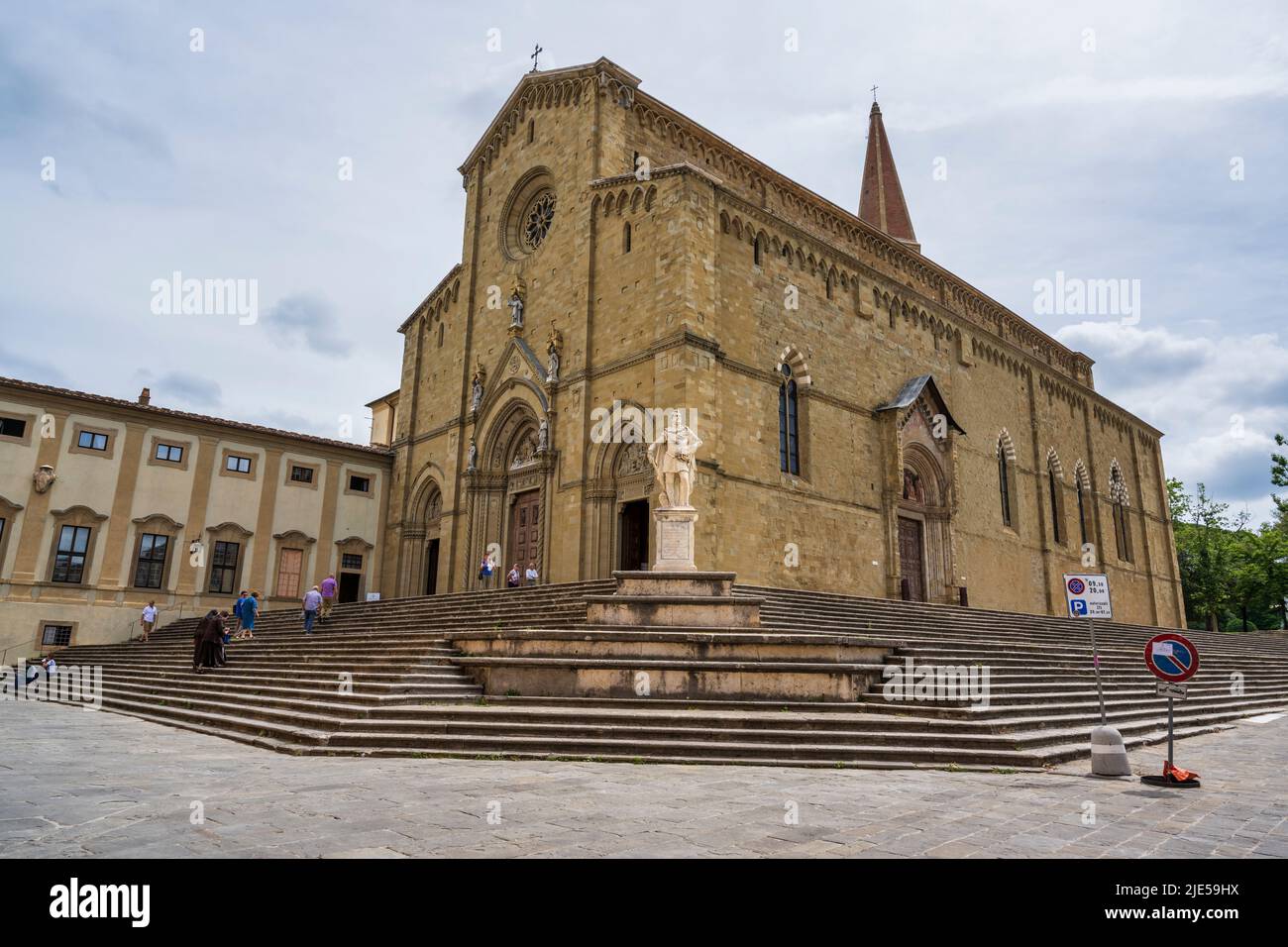 Duomo di Arezzo, Cattedrale dei Santi Pietro e Donato da Piazza del Duomo nel centro storico di Arezzo in Toscana Foto Stock