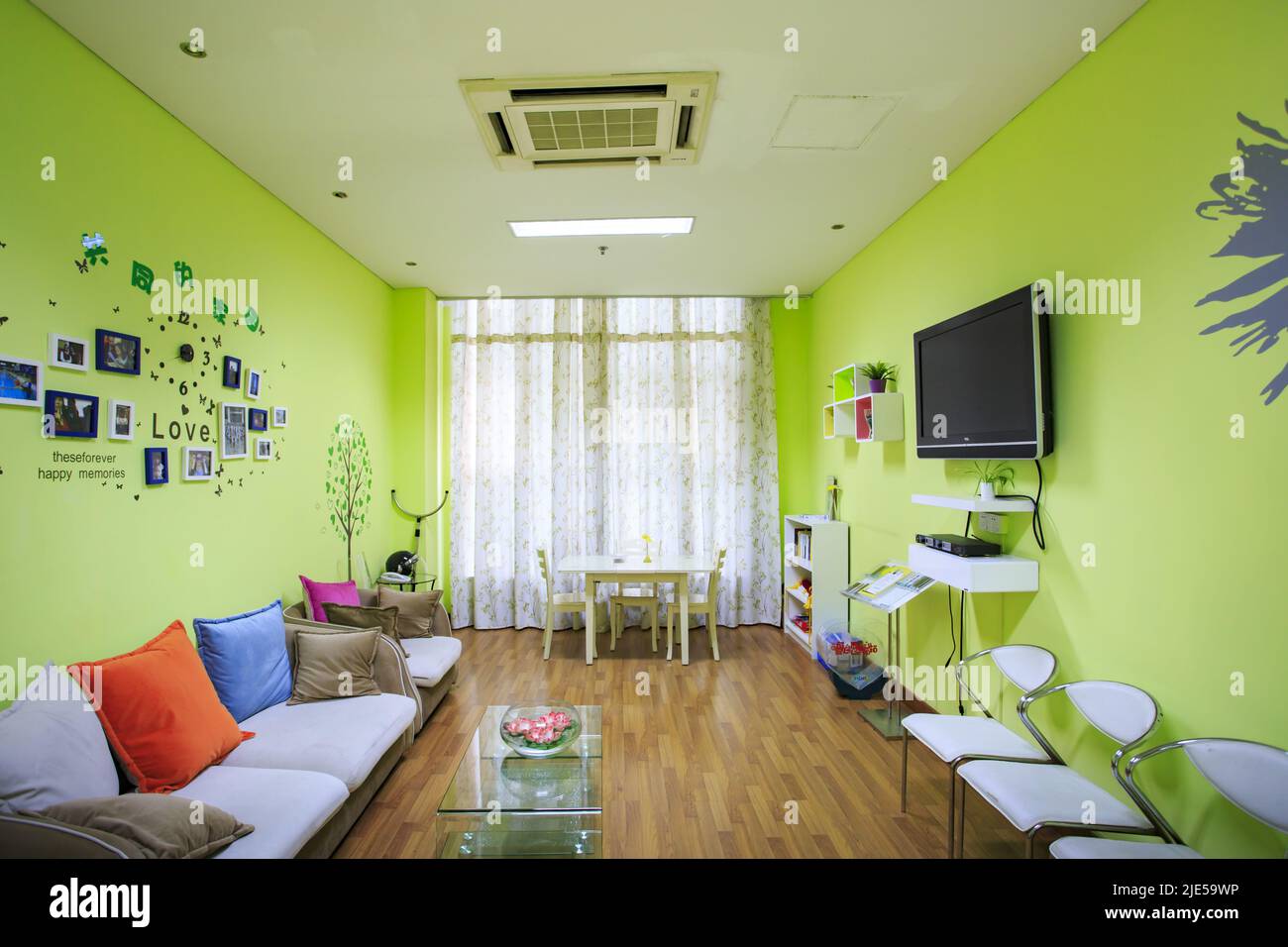 Interni mobili casa pareti verdi Foto Stock