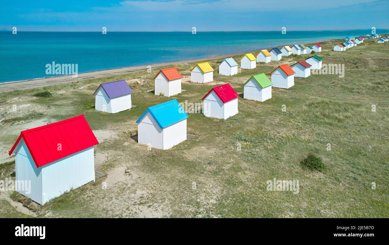 Immagine aerea di colorati capanne da spiaggia, dune di sabbia e il mare a Gouville, Francia. Foto Stock