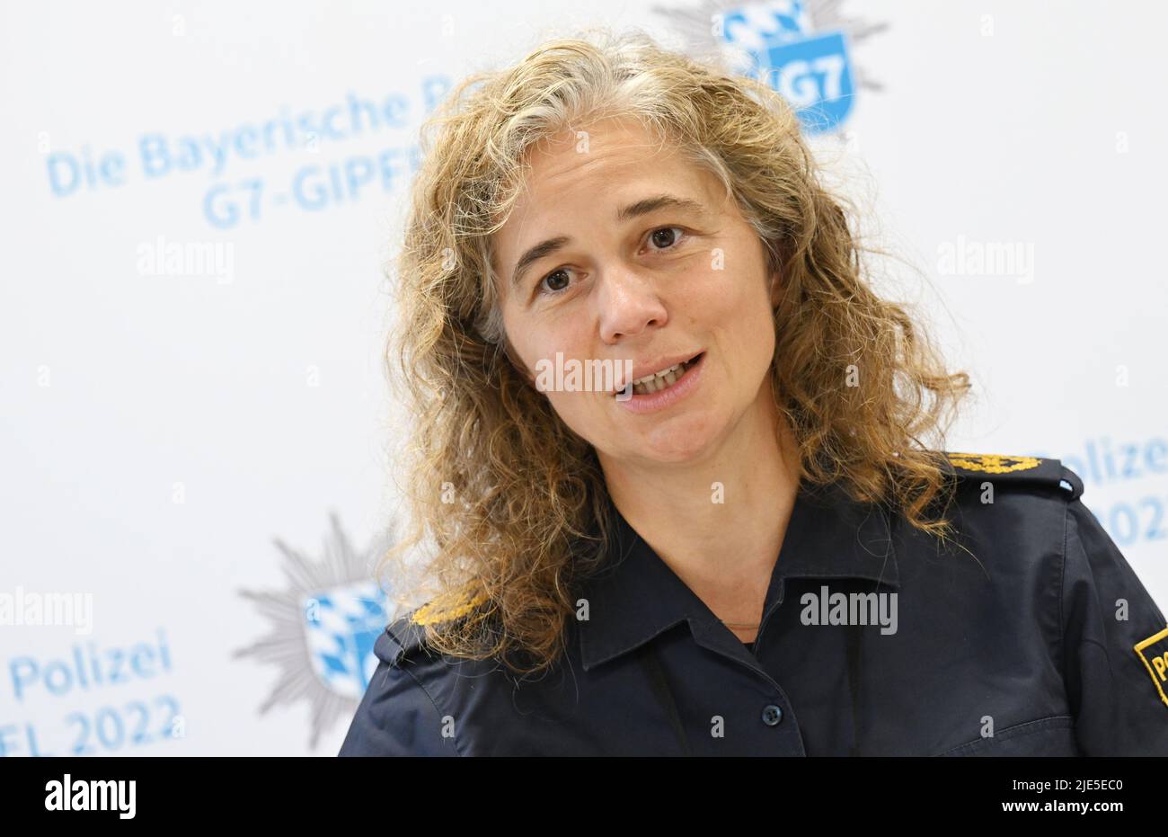 Garmisch Partenkirchen, Germania. 25th giugno 2022. Il Vice Presidente della polizia Kerstin Schaller presso la sede della polizia settentrionale dell'alta Baviera, parla dei punti di controllo del traffico durante il vertice del G7. La Germania ospita il vertice del G7 (26-28 giugno) delle democrazie economicamente forti. Credit: Angelika Warmuth/dpa/Alamy Live News Foto Stock