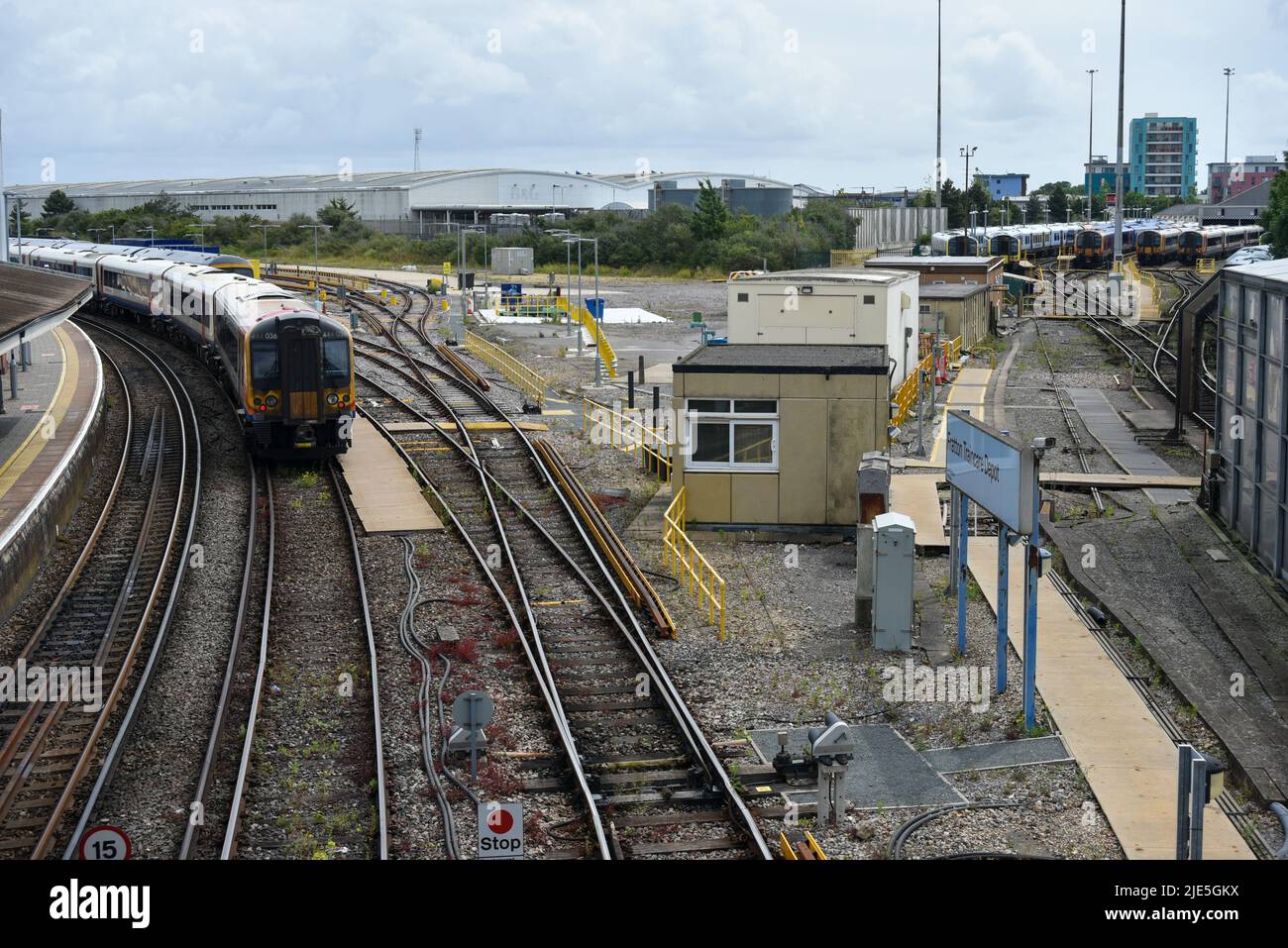 I treni partirono alla stazione ferroviaria di Fratton a Portsmouth durante lo sciopero del treno RMT. Foto Stock