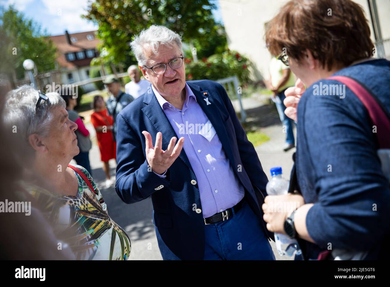 Korntal, Germania. 25th giugno 2022. Matthias Katsch (M) parla a due donne durante l'evento commemorativo sul processo di venire a confronto con i casi di abuso nelle case dei bambini gestite dalla Chiesa dei fratelli evangelici e la sua diaconia a Korntal e Wilhelmsdorf dal 1950s al 1980s. Credit: Tom Weller/dpa/Alamy Live News Foto Stock