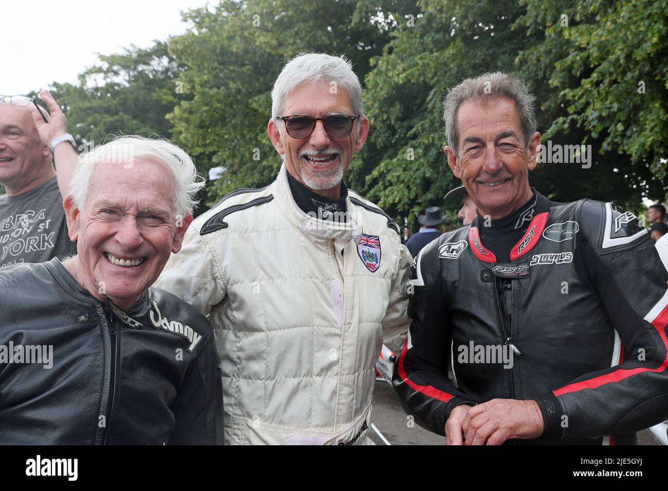 Goodwood, West Sussex, Regno Unito 25th giugno 2022. Ex campione del mondo britannico del F1 con i piloti di moto Sammy Miller e Steve Parrish al Goodwood Festival of Speed – “gli innovatori – i maestri del motorsport”, a Goodwood, West Sussex, Regno Unito. © Malcolm Greig/Alamy Live News Foto Stock