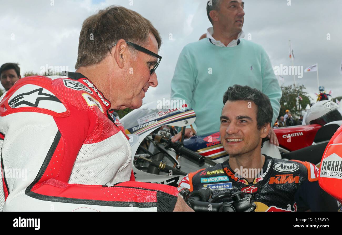 Goodwood, West Sussex, Regno Unito 25th giugno 2022. I motociclisti Wayne Rainey e Dani Pedrossa chiacchierano al Goodwood Festival of Speed – “gli innovatori – i maestri del motorsport”, a Goodwood, West Sussex, Regno Unito. © Malcolm Greig/Alamy Live News Foto Stock