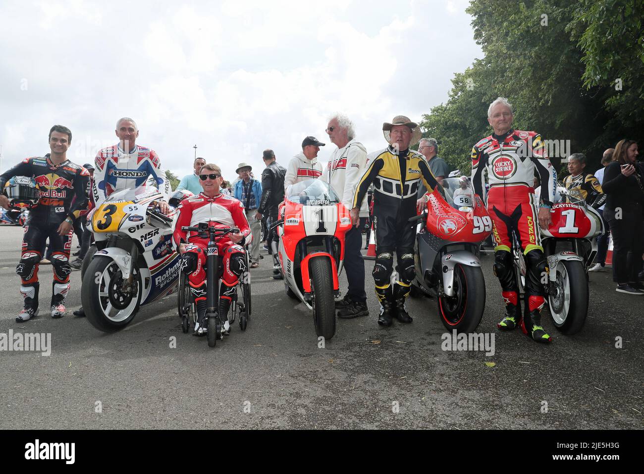 Goodwood, West Sussex, Regno Unito 25th giugno 2022. Leggende delle corse motociclistiche Dani Pedrosa, Mick Doohan, Wayne Rainey, Kenny Roberts e Kevin Schwantz al Goodwood Festival of Speed – ‘The Innovators – masterminds of Motorsport’, a Goodwood, West Sussex, Regno Unito. © Malcolm Greig/Alamy Live News Foto Stock