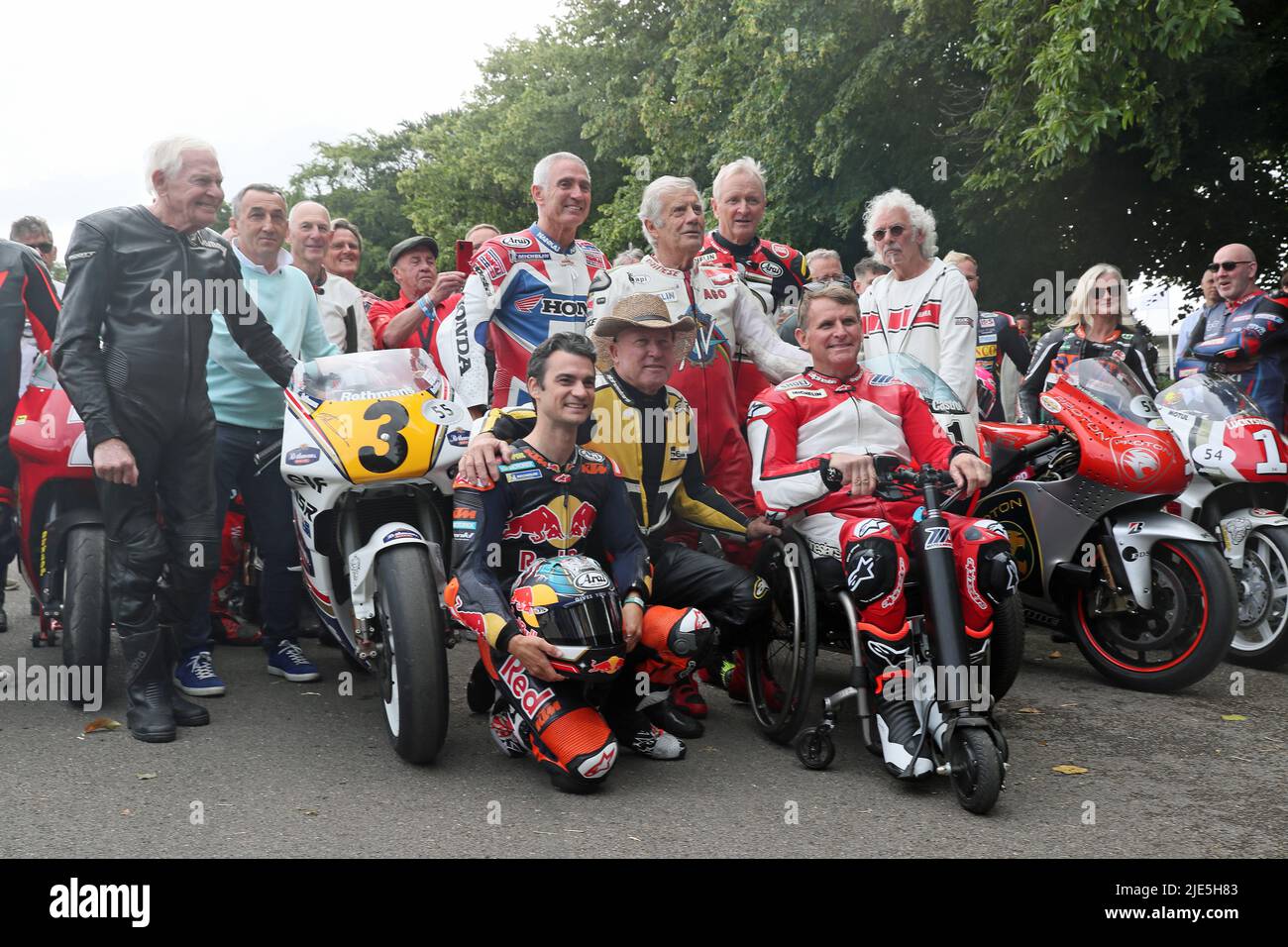 Goodwood, West Sussex, Regno Unito 25th giugno 2022. Leggende motociclistiche, Sammy Miller, Dani Pedrosa, Mick Doohan, Kenny Roberts, Giacomo Agostini, Kevin Schwantz e Wayne Rainey al Goodwood Festival of Speed – “gli innovatori – i maestri del motorsport”, a Goodwood, West Sussex, Regno Unito. © Malcolm Greig/Alamy Live News Foto Stock