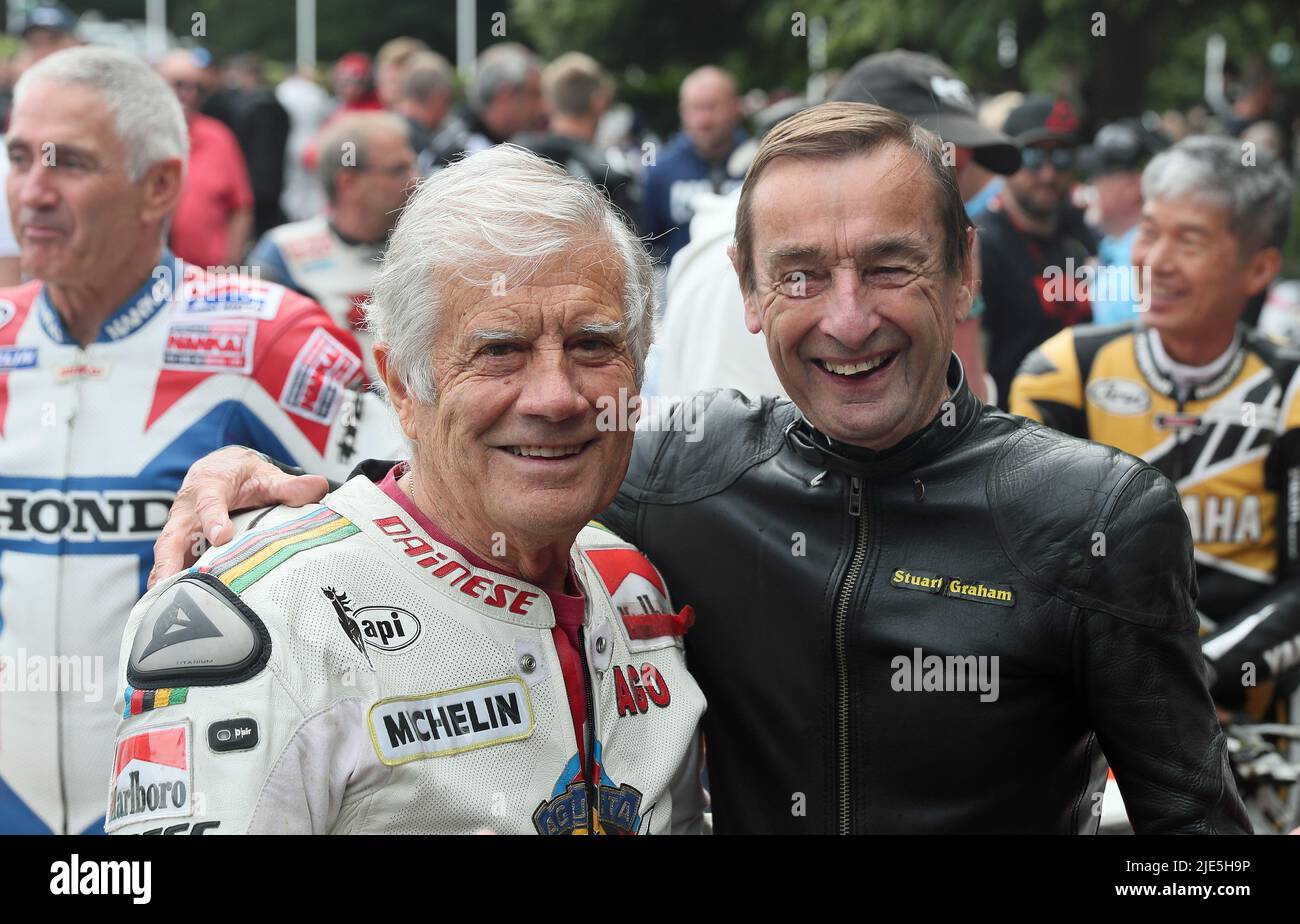 Goodwood, West Sussex, Regno Unito 25th giugno 2022. Piloti di moto Giacomo Agostini di 80 anni e Stuart Graham al Goodwood Festival of Speed – ‘The Innovators – masterminds of Motorsport’, a Goodwood, West Sussex, Regno Unito. © Malcolm Greig/Alamy Live News Foto Stock