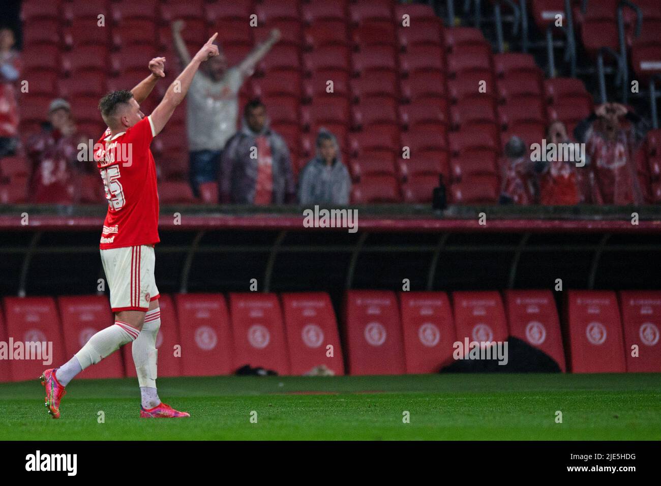 Porto Alegre, Brasile. 24th giugno 2022. : Alemao do Internacional festeggia il suo traguardo durante la partita tra Internacional e Coritiba, per il round 14th del Campionato brasiliano Serie a 2022, a Estadio Beira-Rio, venerdì 24th. (Max Peixoto/SPP) Credit: SPP Sport Press Photo. /Alamy Live News Foto Stock