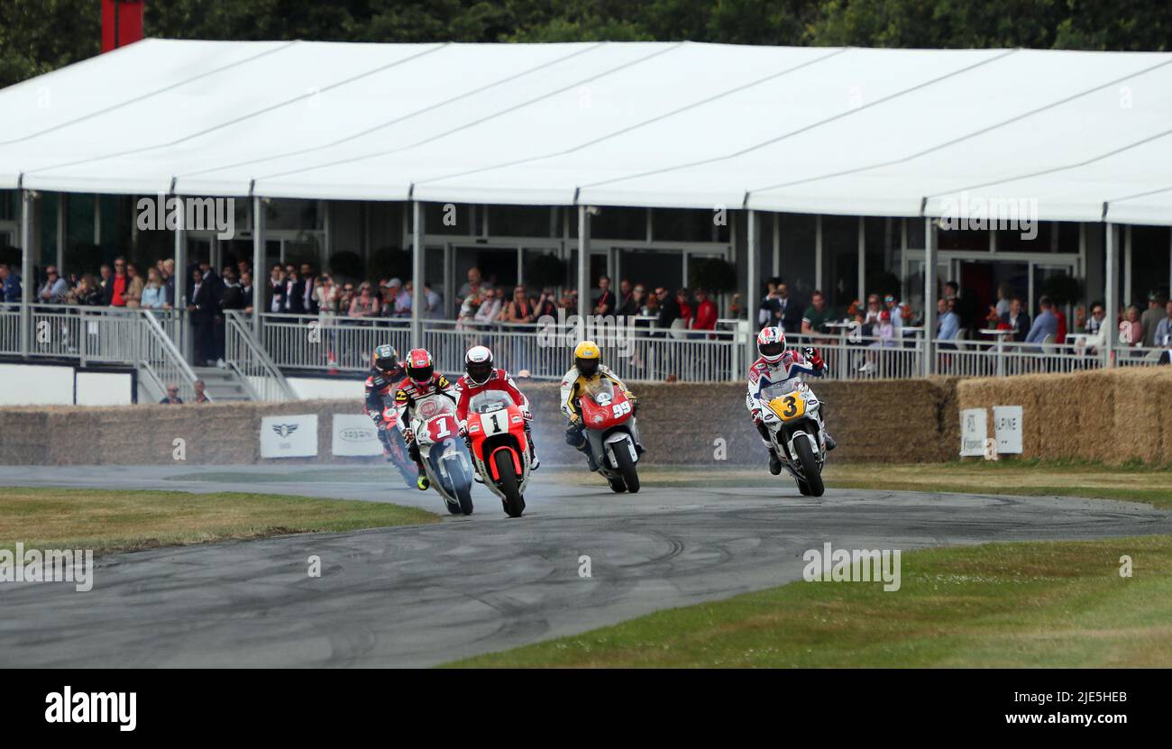 Goodwood, West Sussex, Regno Unito 25th giugno 2022. Leggende automobilistiche Wayne Rainey, Mick Doohan, Kenny Roberts, Dani Pedrosa e Kevin Schwantz al Goodwood Festival of Speed – ‘The Innovators – masterminds of Motorsport’, a Goodwood, West Sussex, Regno Unito. © Malcolm Greig/Alamy Live News Foto Stock