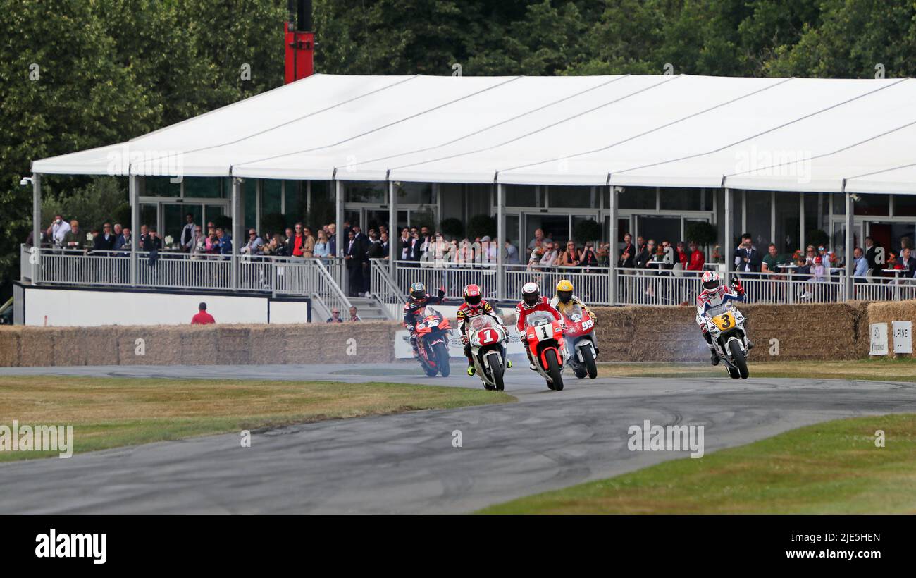 Goodwood, West Sussex, Regno Unito 25th giugno 2022. Leggende motociclistiche, Wayne Rainey, paralizzato dal petto, conduce Kevin Schwantz, Mick Doohan, Kenny Roberts e Dani Pedrosa a cavallo della collina Goodwood al Goodwood Festival of Speed – ‘The Innovators – masterminds of Motorsport’, a Goodwood, West Sussex, Regno Unito. © Malcolm Greig/Alamy Live News Foto Stock