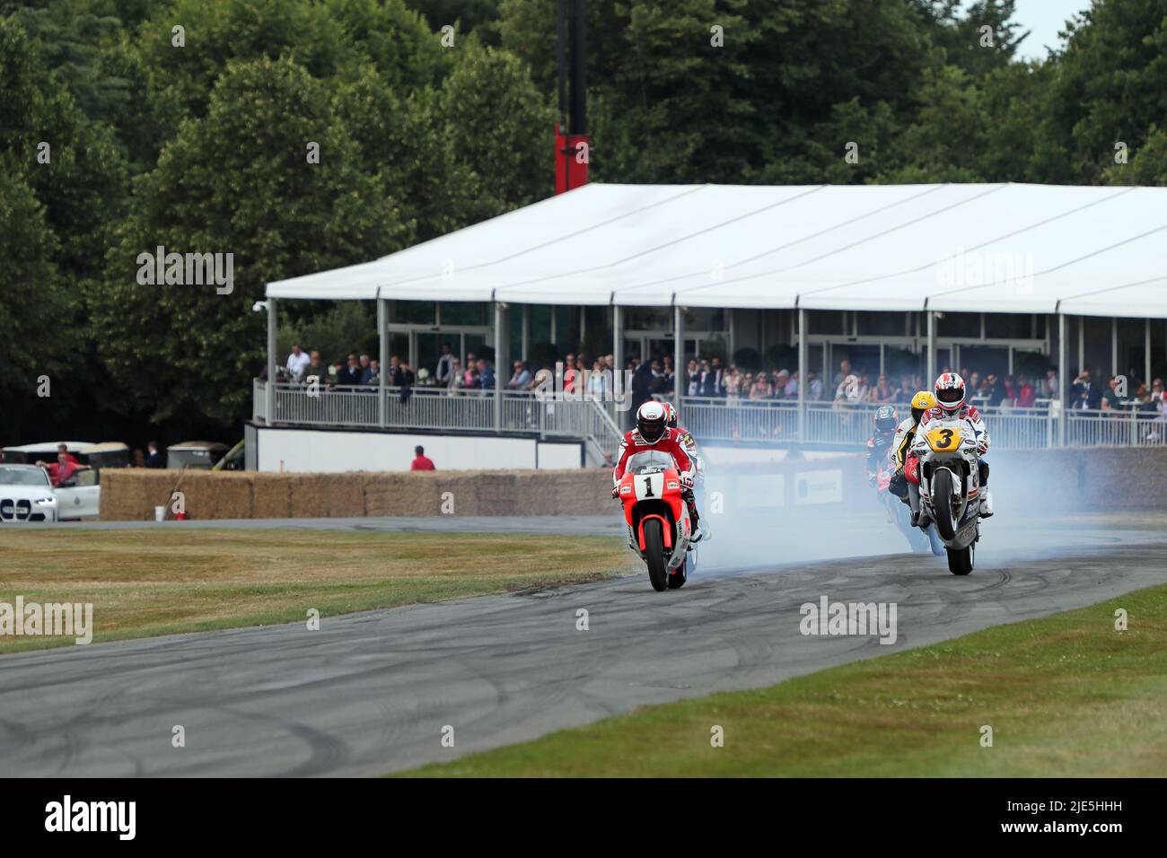 Goodwood, West Sussex, Regno Unito 25th giugno 2022. Wayne Rainey, paralizzato dal petto, sale sulla collina di Goodwood con Mick Doohan, Kenney Roberts e Kevin Schwantz al Goodwood Festival of Speed – ‘The Innovators – masterminds of Motorsport’, a Goodwood, West Sussex, Regno Unito. © Malcolm Greig/Alamy Live News Foto Stock