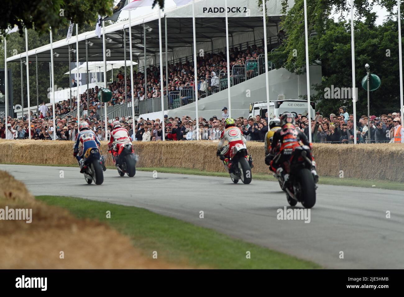 Goodwood, West Sussex, Regno Unito 25th giugno 2022. Le leggende delle corse motociclistiche Wayne Rainey, Mick Doohan, Kevin Schwantz, Kenny Roberts e Dani Pedrosa salgono sulla collina di Goodwood al Goodwood Festival of Speed – ‘The Innovators – masterminds of Motorsport’, a Goodwood, West Sussex, Regno Unito. © Malcolm Greig/Alamy Live News Foto Stock