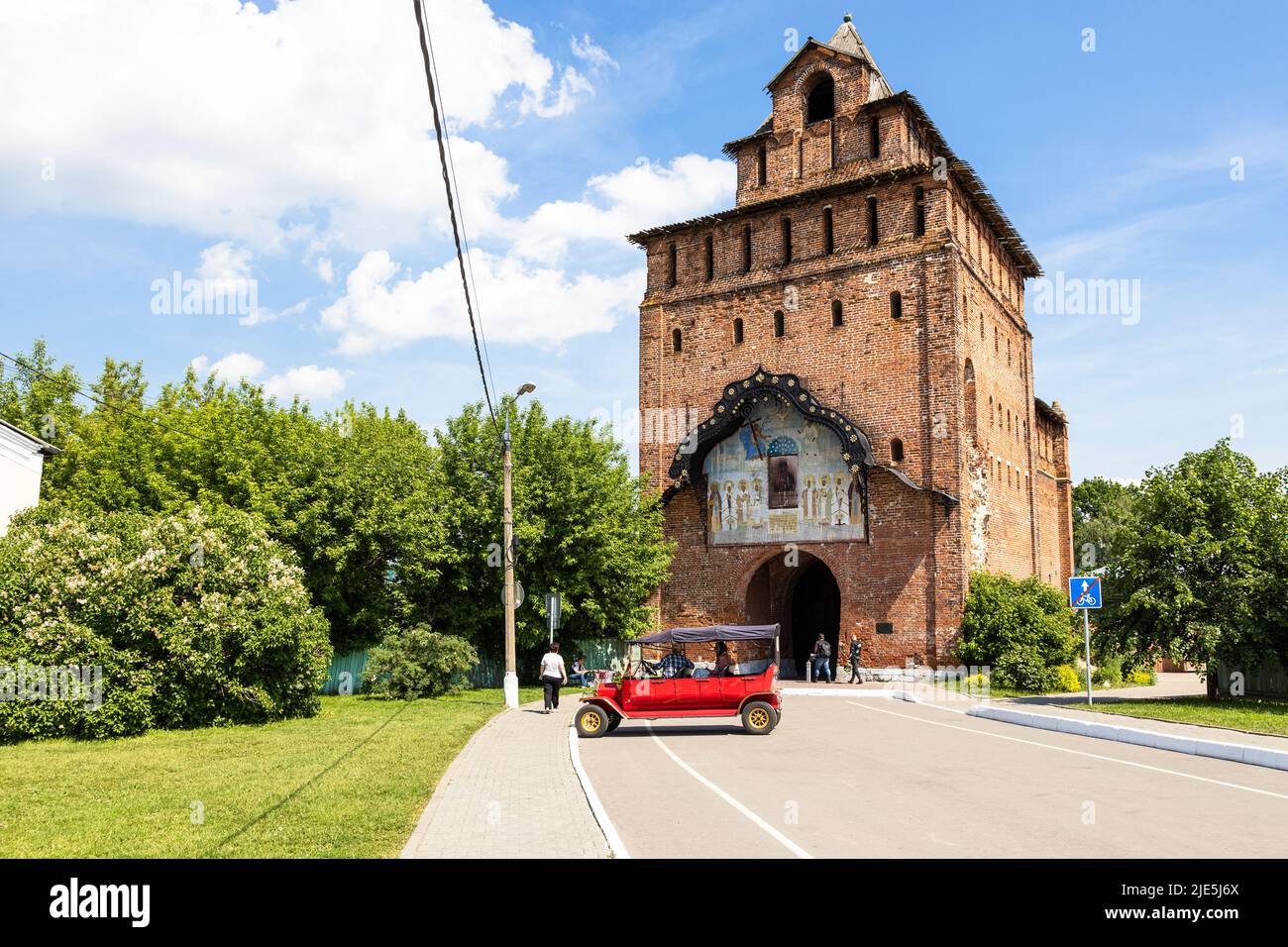 Kolomna, Russia - 10 giugno 2022: Auto turistica e vista della Torre Pyatnitskaya cancello principale del Cremlino di Kolomna dal Cremlino nella città vecchia di Kolomna su somma di sole Foto Stock
