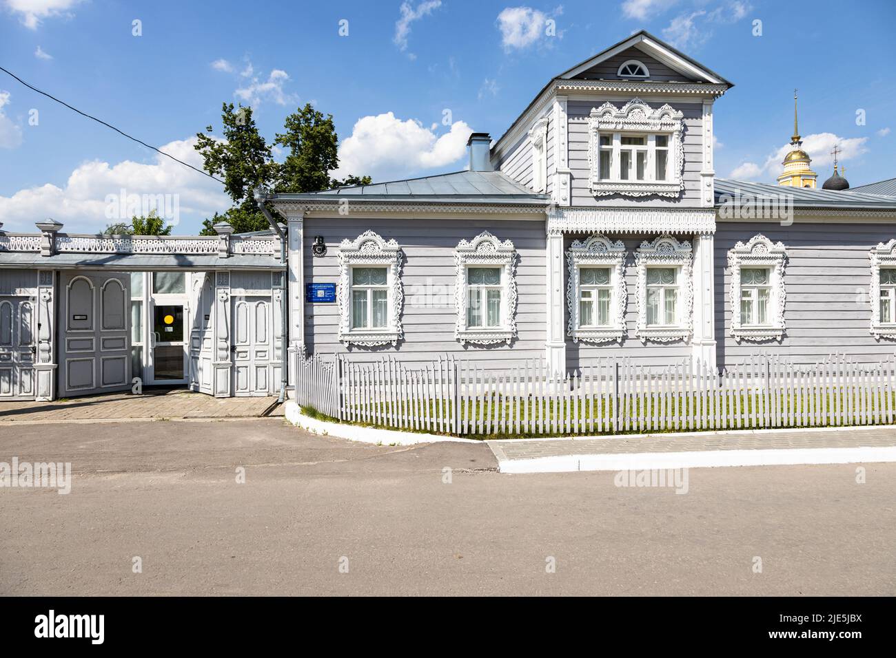 Kolomna, Russia - 10 giugno 2022: Porte del Museo di Arte della Cultura organica situato in maniero costruito nel 1815 nel Cremlino di Kolomna nella città vecchia di Kolomna o Foto Stock