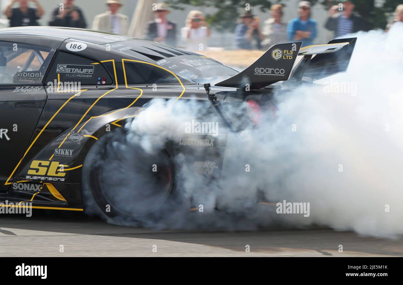 Goodwood, West Sussex, Regno Unito 25th giugno 2022. La macchina Nissan GT-R Drift guidata da Steve Biagioni guardò gli spettatori al Goodwood Festival of Speed – “The Innovators – masterminds of Motorsport”, a Goodwood, West Sussex, Regno Unito. © Malcolm Greig/Alamy Live News Foto Stock