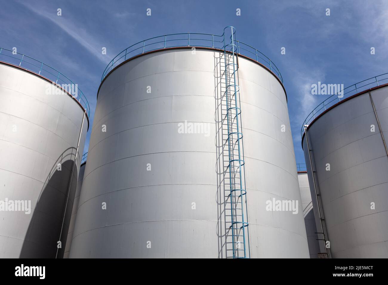 Serbatoi di un deposito di olio Foto Stock