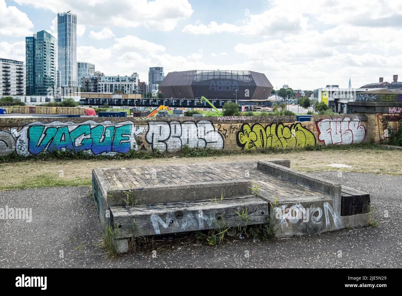 Vista dal sentiero coperto di graffiti della Greenway a Stratford, Newham, verso la sede di Abba Voyage, Londra 2022. Foto Stock