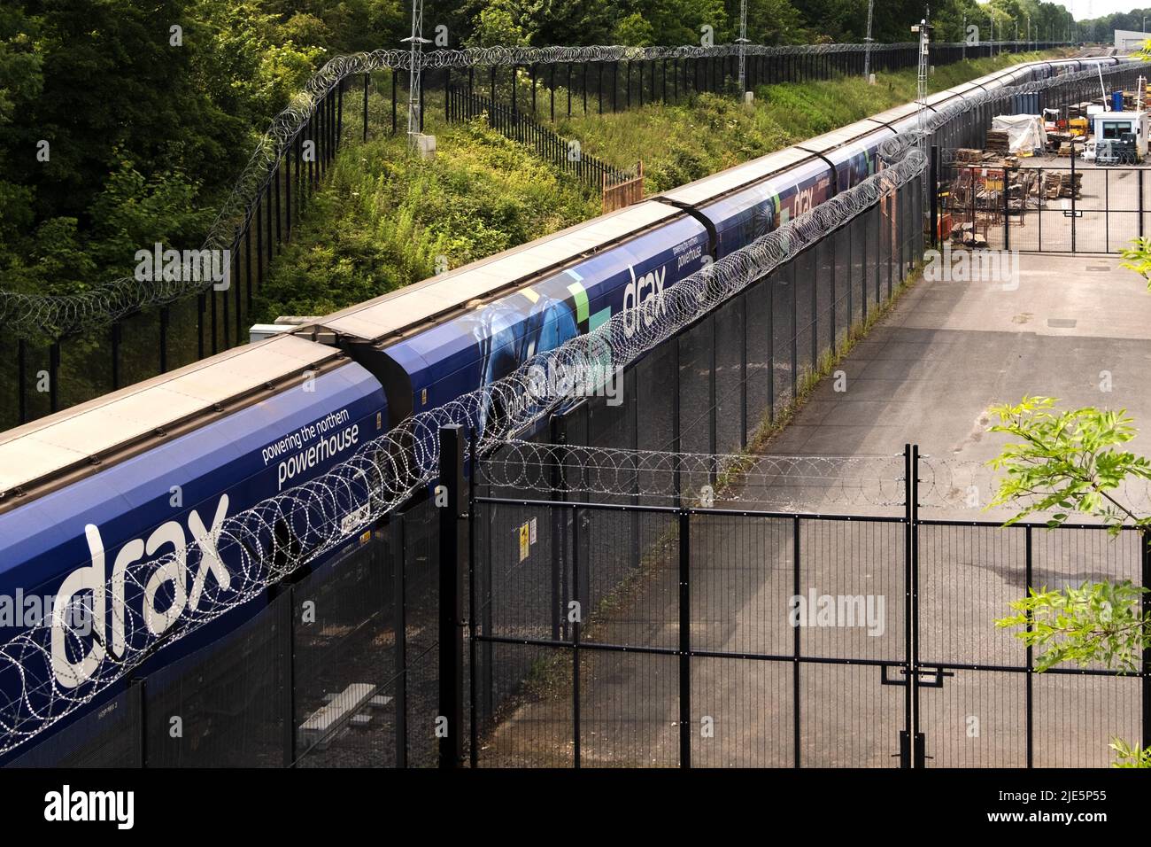Un treno merci che lascia la centrale elettrica di Drax nel North Yorkshire, Inghilterra, Regno Unito - 2022. Foto Stock