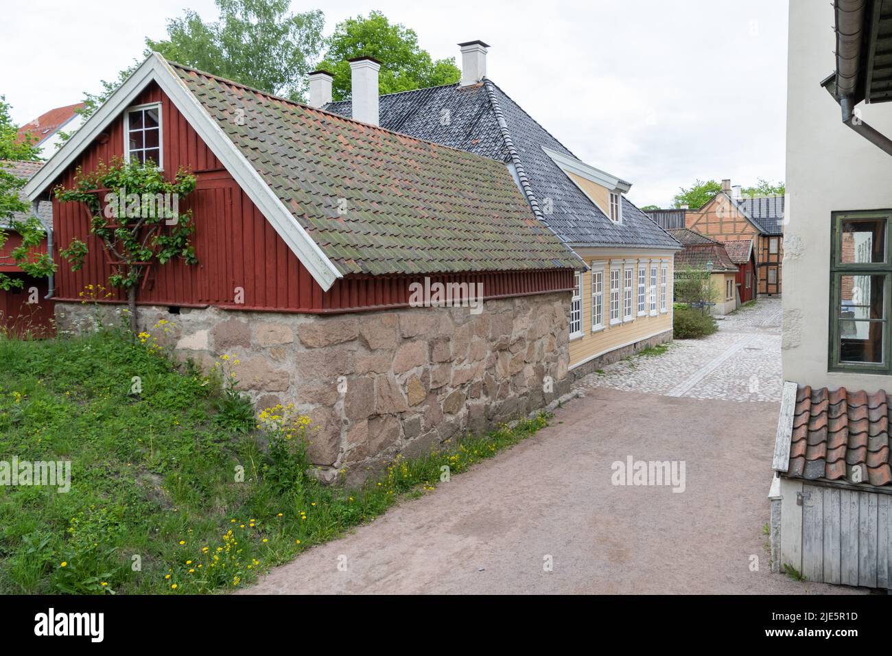 Vista sulla strada di una città vecchia al Museo norvegese di storia culturale di Oslo. Foto Stock