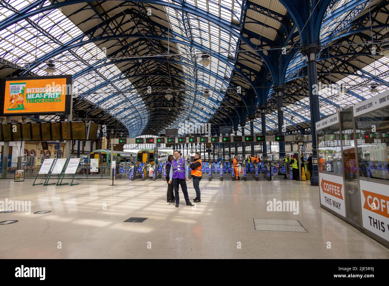 Stazione ferroviaria di Brighton, Brighton, East Sussex, Regno Unito. Una stazione ferroviaria di Brighton scarsamente popolata il sabato a pranzo è solitamente molto affollata dai visitatori del fine settimana, a causa dell'azione industriale intrapresa dai membri dell'Unione RMT. Nessuna linea picket visibile. 25th giugno 2022. David Smith/Alamy News Foto Stock