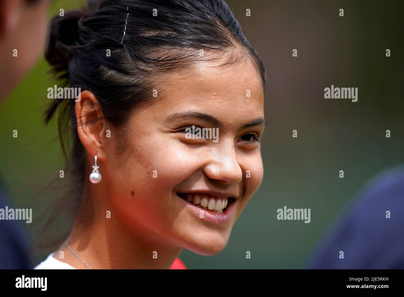 Emma Raducanu precede il campionato Wimbledon 2022 all'All England Lawn Tennis and Croquet Club, Wimbledon. Data foto: Sabato 25 giugno 2022. Foto Stock