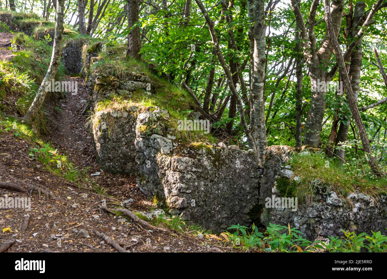 Le fortezze napoleoniche sono trincee scavate nel 1703 durante la guerra di successione spagnola contro la Francia - Lago di Molveno - Italia settentrionale- Foto Stock