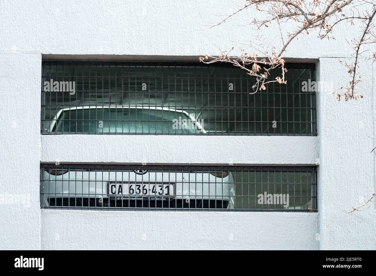 Auto a motore parcheggiata in garage vicino a Città del Capo, Sud Africa Foto Stock