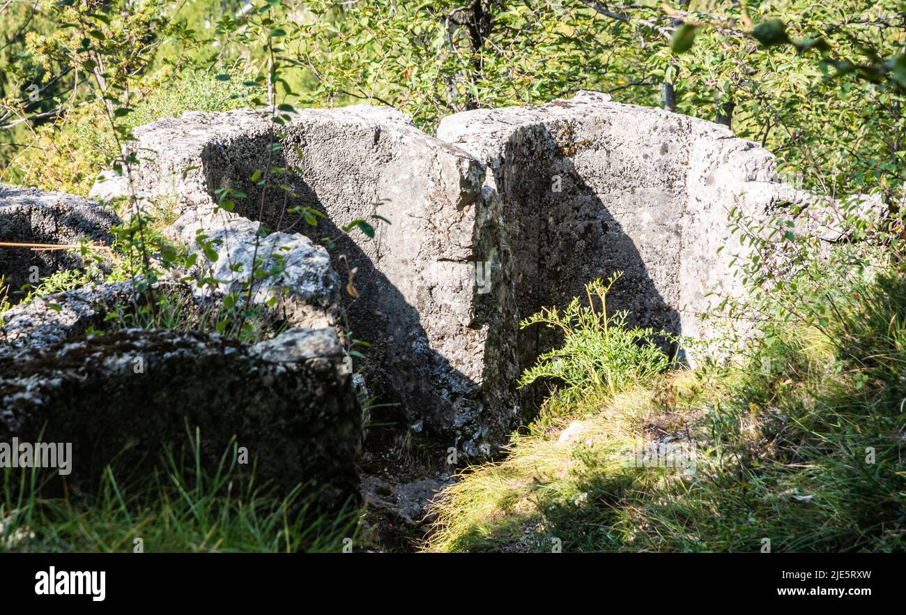 Le fortezze napoleoniche sono trincee scavate nel 1703 durante la guerra di successione spagnola contro la Francia - Lago di Molveno - Italia settentrionale- Foto Stock