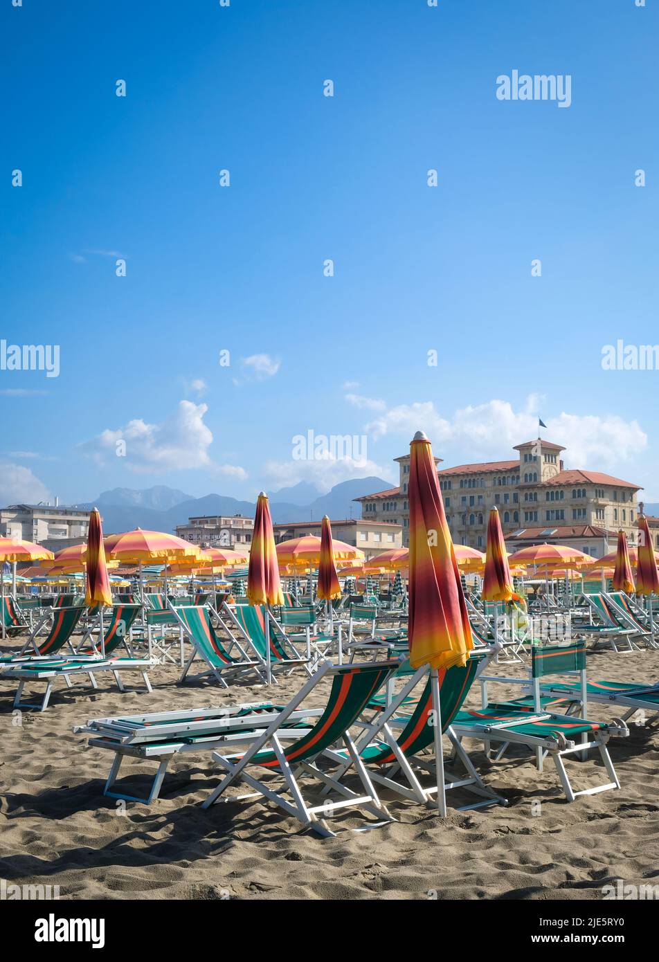 Ombrelloni colorati da spiaggia e architettura IC di classe di Viareggio, Italia con spazio negativo per la copia. Foto Stock