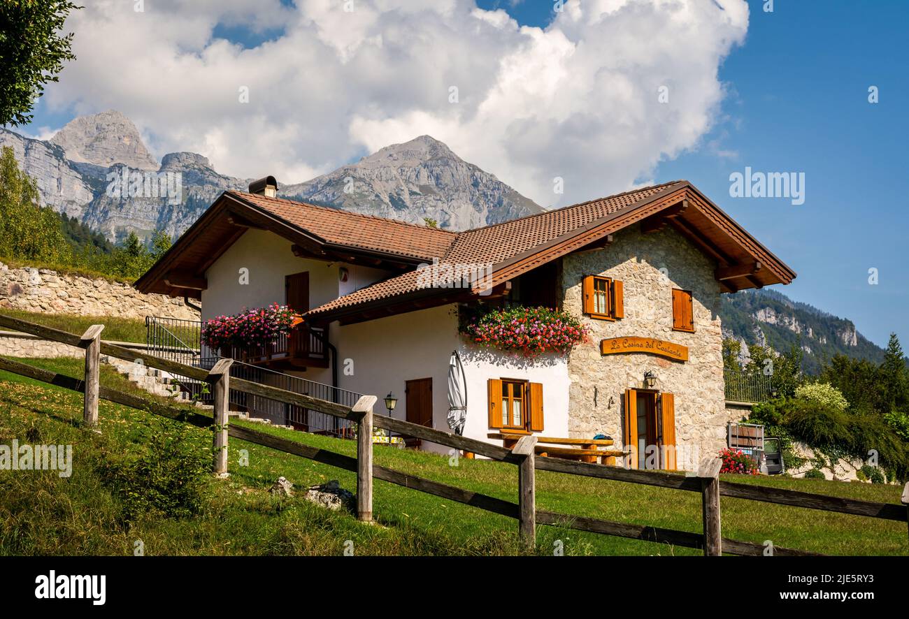 Rifugio alpino della Riserva Naturale di Nembia. Oasi naturalistica del lago di Nembia nel Trentino Alto Adige occidentale - Parco Naturale Adamello-Brenta - Nord Italia Foto Stock