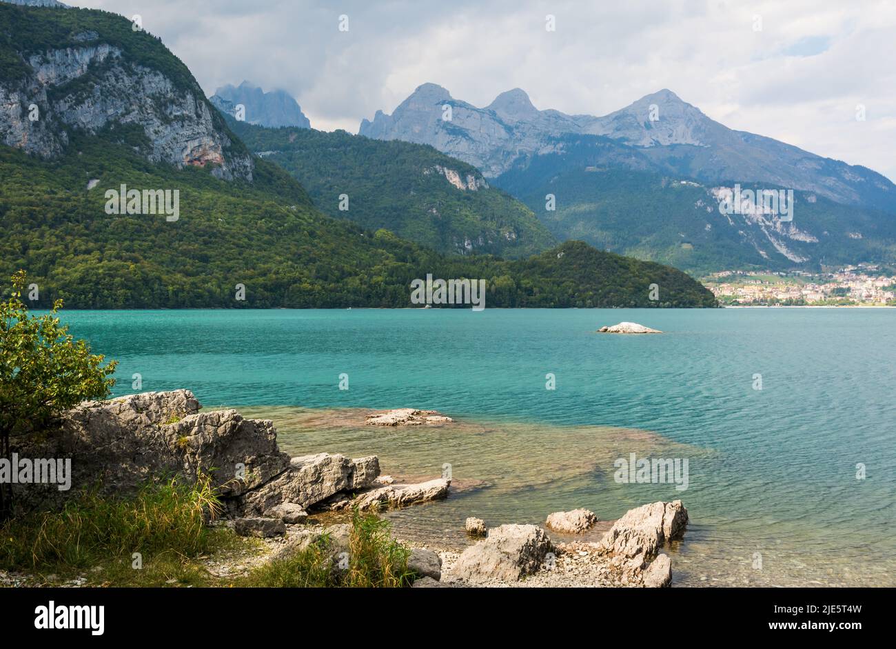 Vista sul lago di Molveno nel Parco Naturale Adamello - Brenta. Il lago si trova sulla riva del Molveno, ai piedi del gruppo Dolomiti di Brenta, in Italia Foto Stock