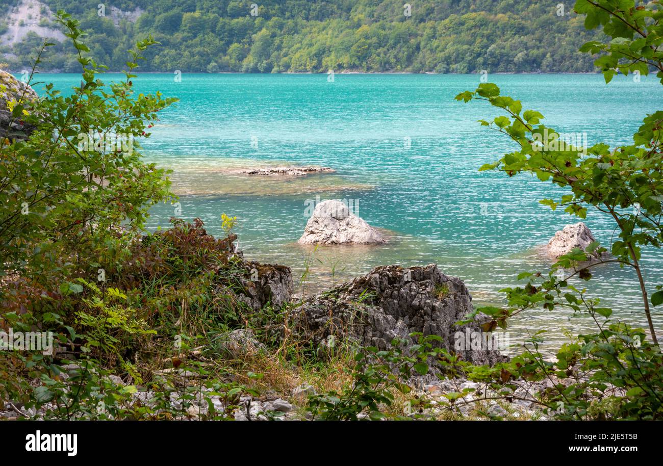 Vista sul lago di Molveno nel Parco Naturale Adamello - Brenta. Il lago si trova sulla riva del Molveno, ai piedi del gruppo Dolomiti di Brenta, in Italia Foto Stock