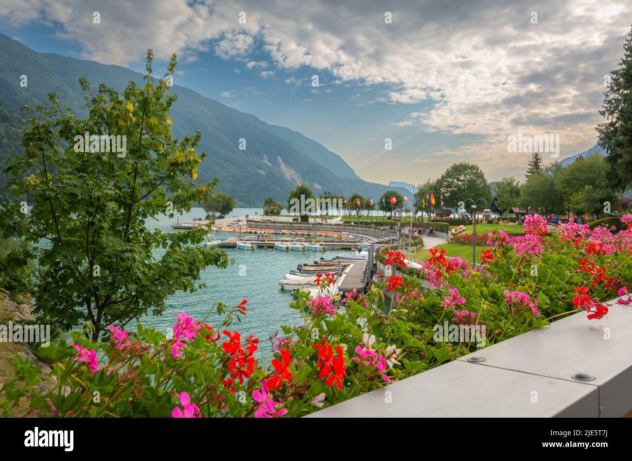 Vista sul lago di Molveno nel Parco Naturale Adamello - Brenta. Il lago si trova sulla riva del Molveno, ai piedi del gruppo Dolomiti di Brenta, in Italia Foto Stock