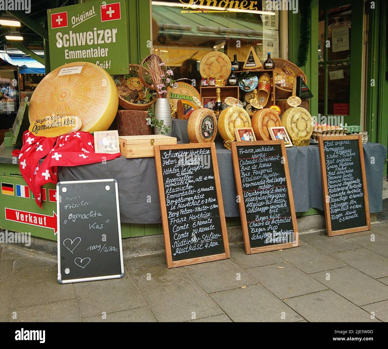 Il negozio di specialità gastronomiche al formaggio Viktualienmarkt, punto gourmet a Monaco - Germania, con le offerte giornaliere sulle tavole da tavola Foto Stock