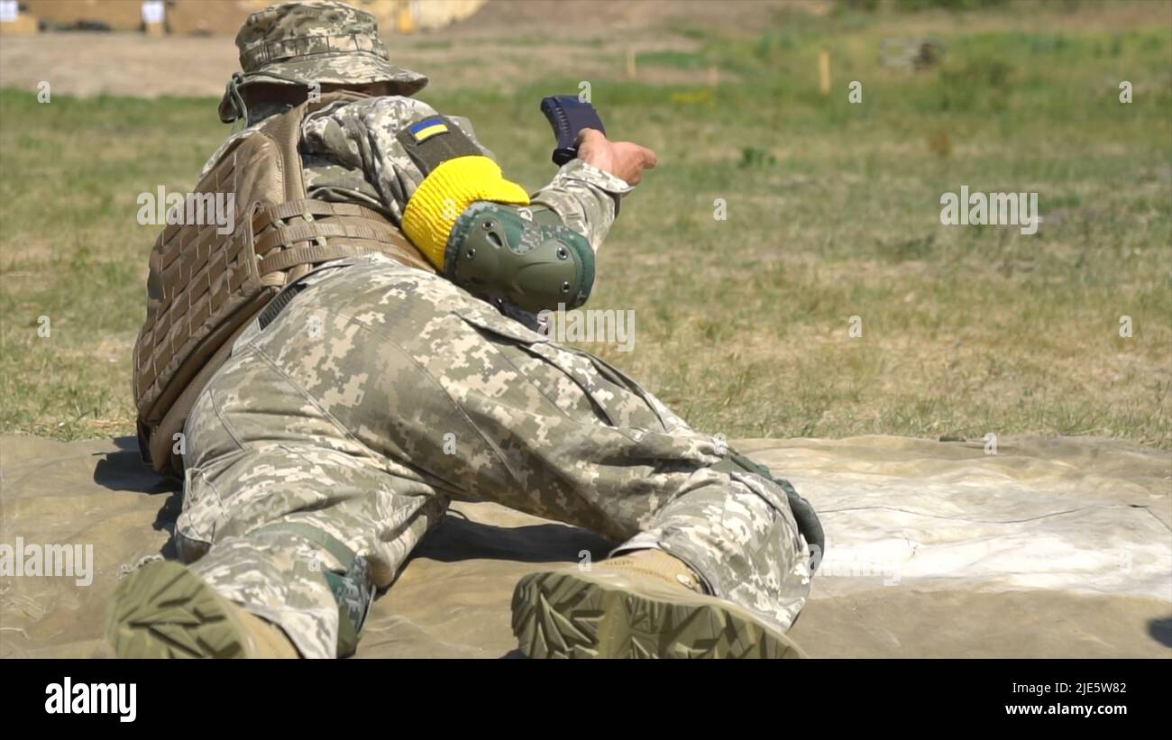 L'esercito ucraino spara da una mitragliatrice Foto Stock