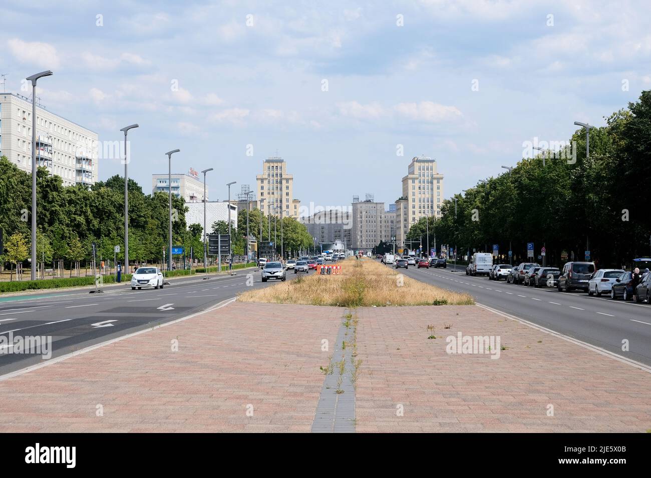 Berlino, Germania, 24 giugno 2022, guardando attraverso Karl-Marx-Allee a Mitte verso Strausberger Platz con le sue torri residenziali rappresentative. Foto Stock