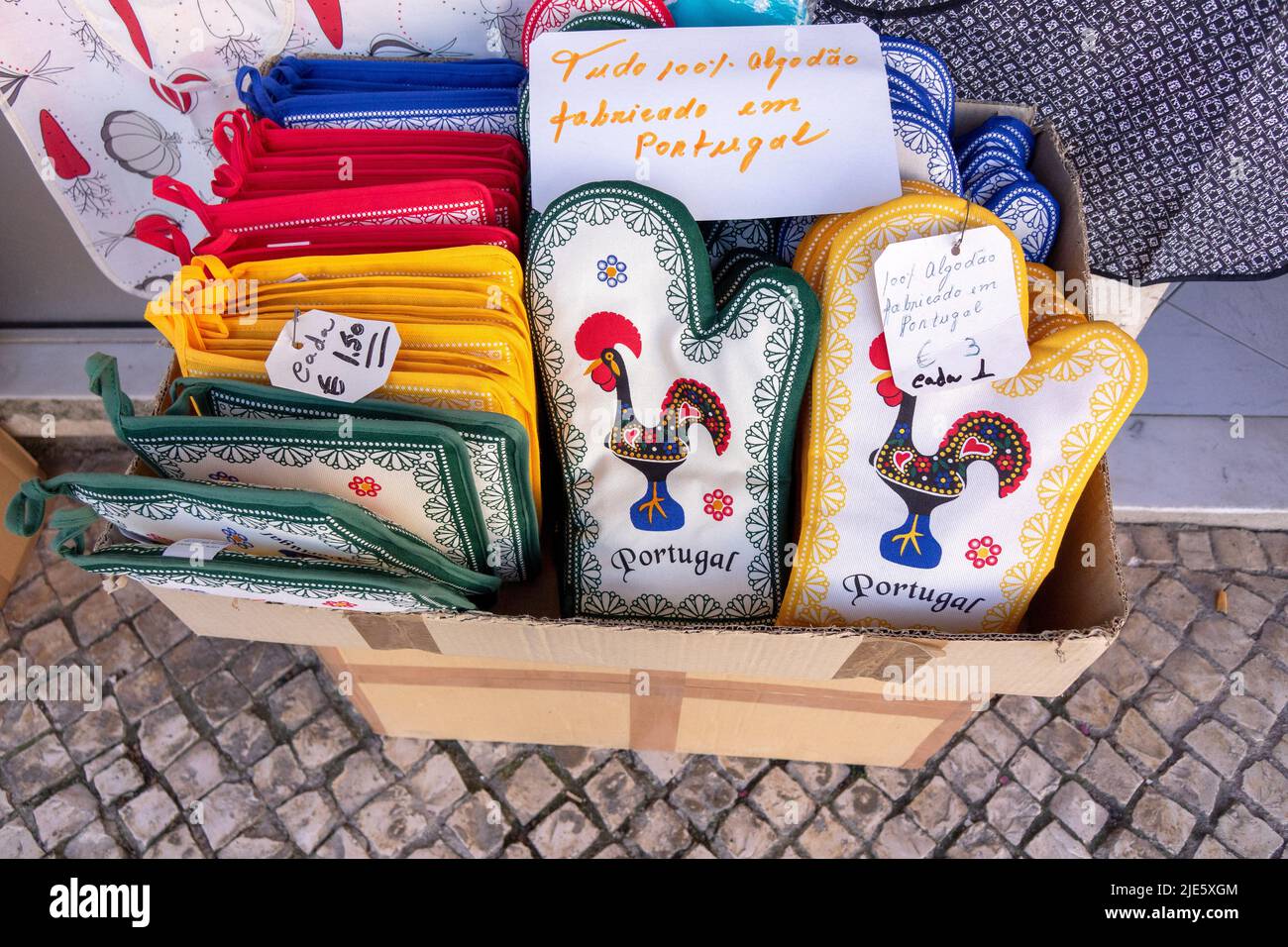 Souvenir Portuguese Gallo Oven Mitts in vendita al di fuori Di Un negozio in Portogallo, Gallo di Barcelos (Galo de Barcelos) Foto Stock