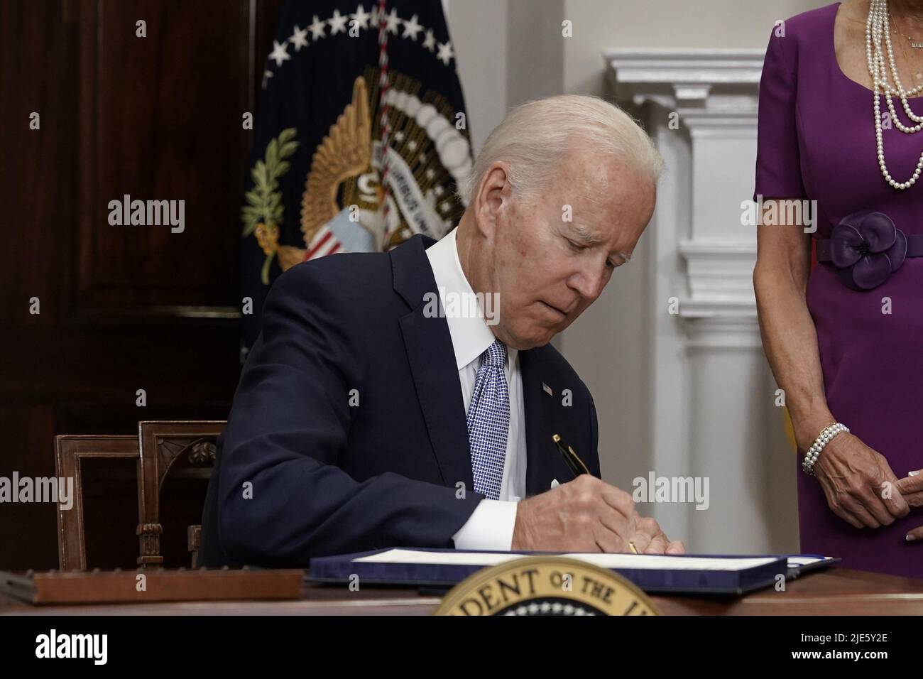 Washington, Stati Uniti. 25th giugno 2022. Il presidente degli Stati Uniti Joe Biden firma nella legge S. 2938, il Bipartisan Safer Communities Act, nella Roosevelt Room alla Casa Bianca di Washington, DC Sabato, 25 giugno 2022. La legge di sicurezza delle armi è stata approvata e firmata un mese dopo il tiro di massa Uvalde. Foto di Yuri Gripas/UPI Credit: UPI/Alamy Live News Foto Stock