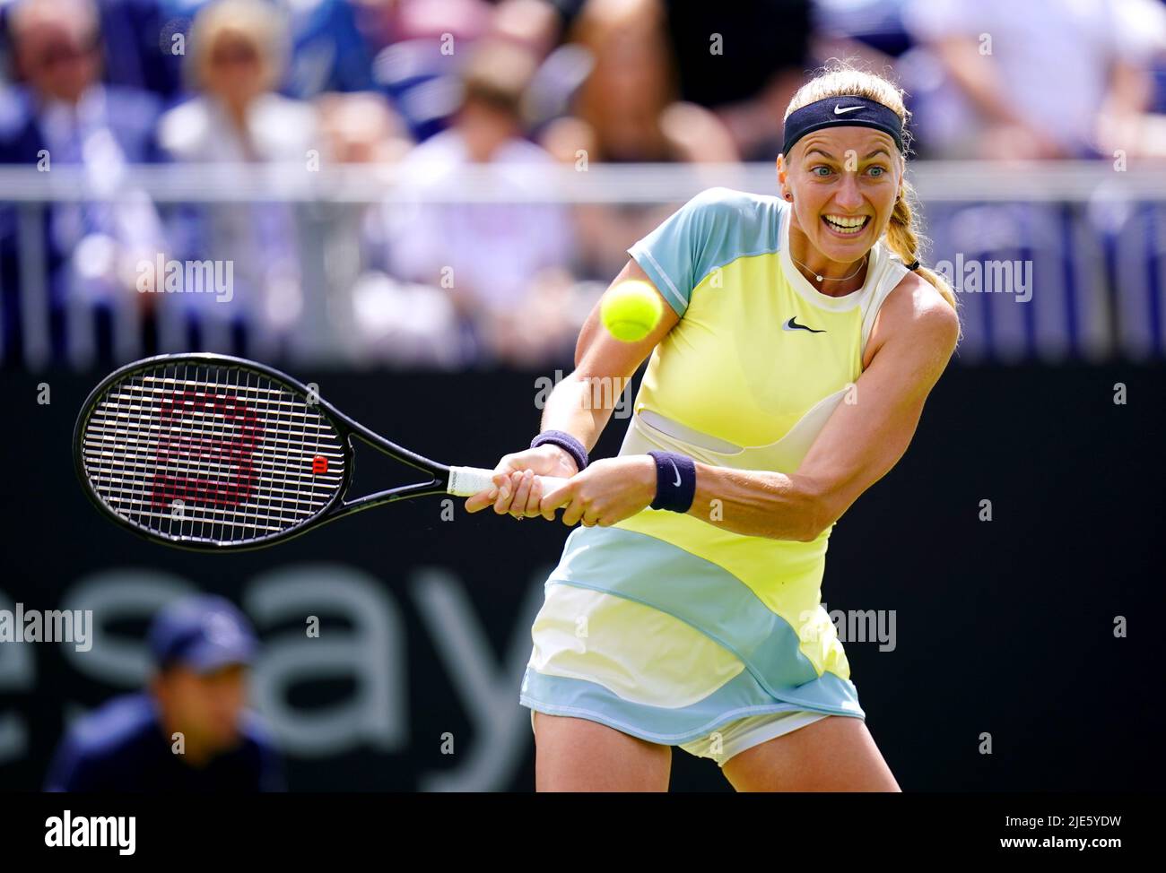 Petra Kvitova della Repubblica Ceca è in azione durante la sua partita finale di single femminile contro Jelena Ostapenko della Lettonia sul tribunale centrale il giorno otto del Rothesay International Eastbourne al Devonshire Park di Eastbourne. Data foto: Sabato 25 giugno 2022. Foto Stock