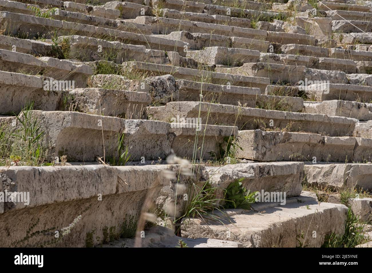 Posti a sedere nel Teatro di Dioniso sul versante sud dell'Acropoli, Atene, Grecia Foto Stock