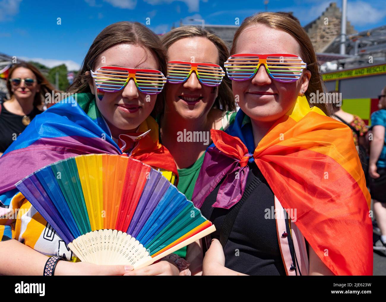 Edimburgo, Scozia, Regno Unito. 25 giugno 2022. La marcia annuale Pride Edinburgh si svolge oggi nel centro di Edimburgo. Migliaia di persone si sono incontrate al Parlamento scozzese di Holyrood prima di marciare attraverso la città vecchia per radunarsi a Bristo Square. Iain Masterton/Alamy Live News Foto Stock