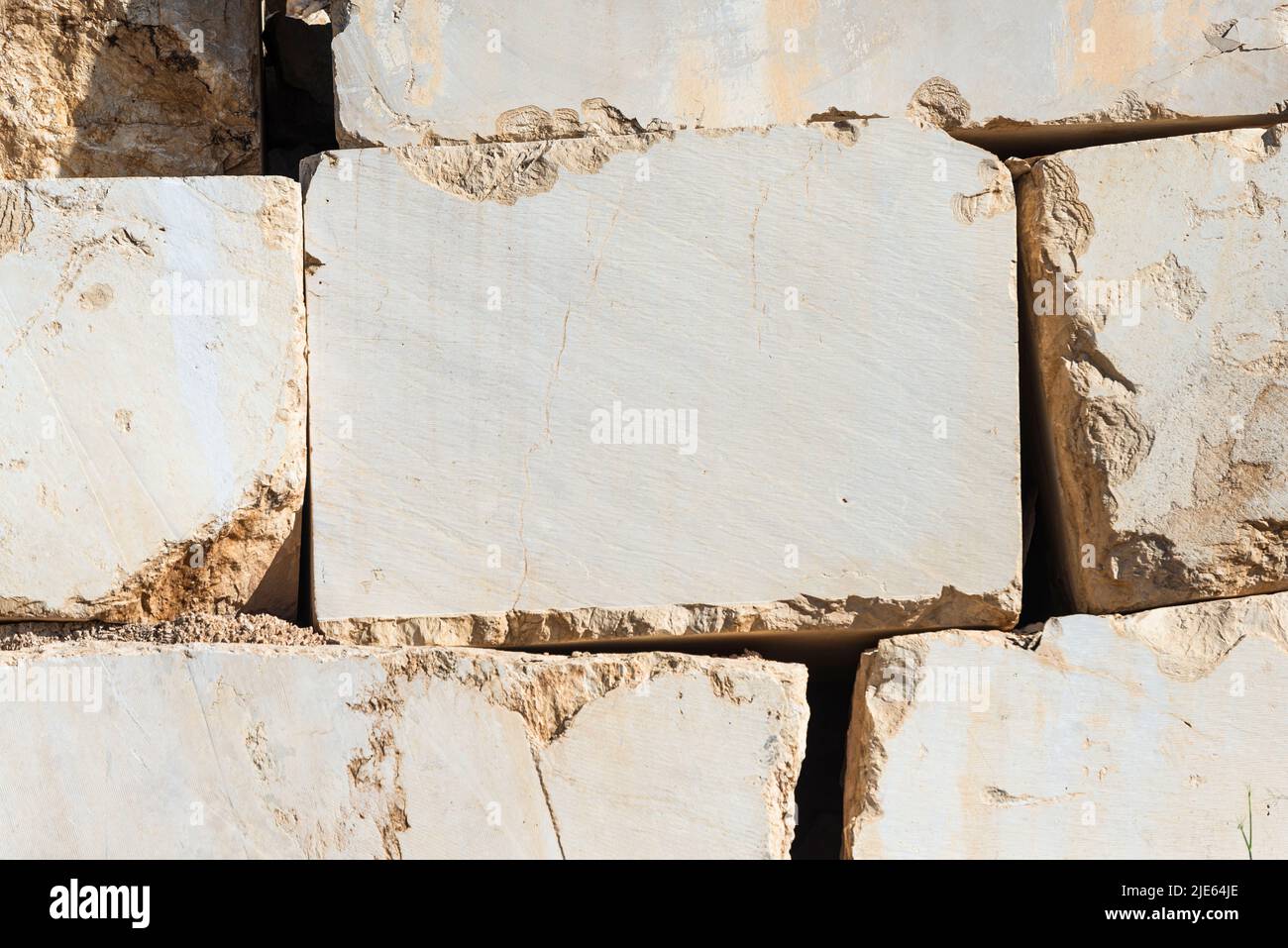 Superfici di blocchi di marmo angolari impilati in una cava vicino Orosei sulla costa orientale della Sardegna, Baronia, Italia Foto Stock