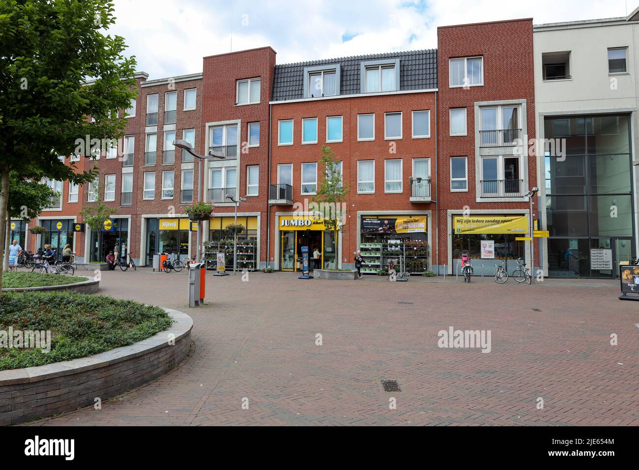 Centro commerciale Gouwe Plein con supermercato Jumbo nel nuovo centro della città di Waddinxveen nei Paesi Bassi Foto Stock